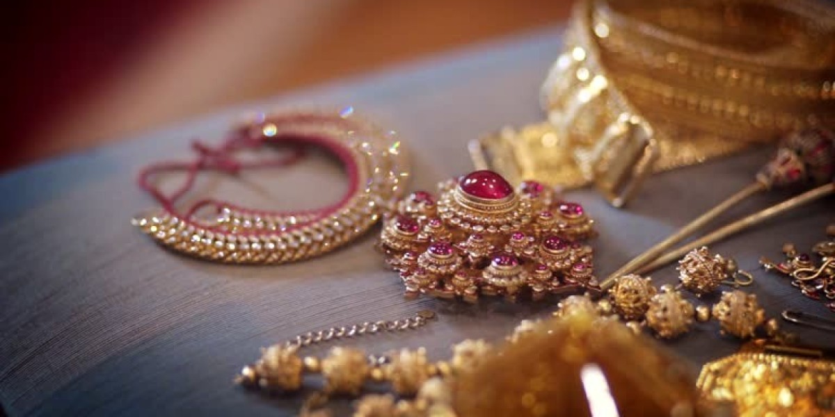 Why Handcrafted Gold Bangles Make the Perfect G