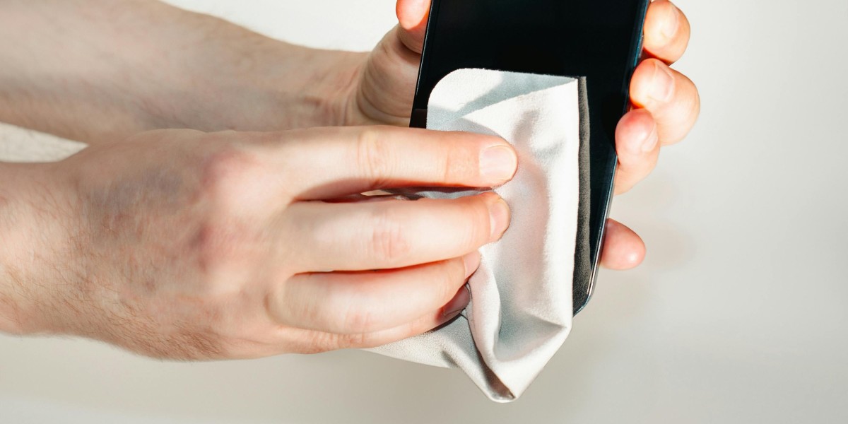 How to Clean Your Smartphone and Laptop Screen