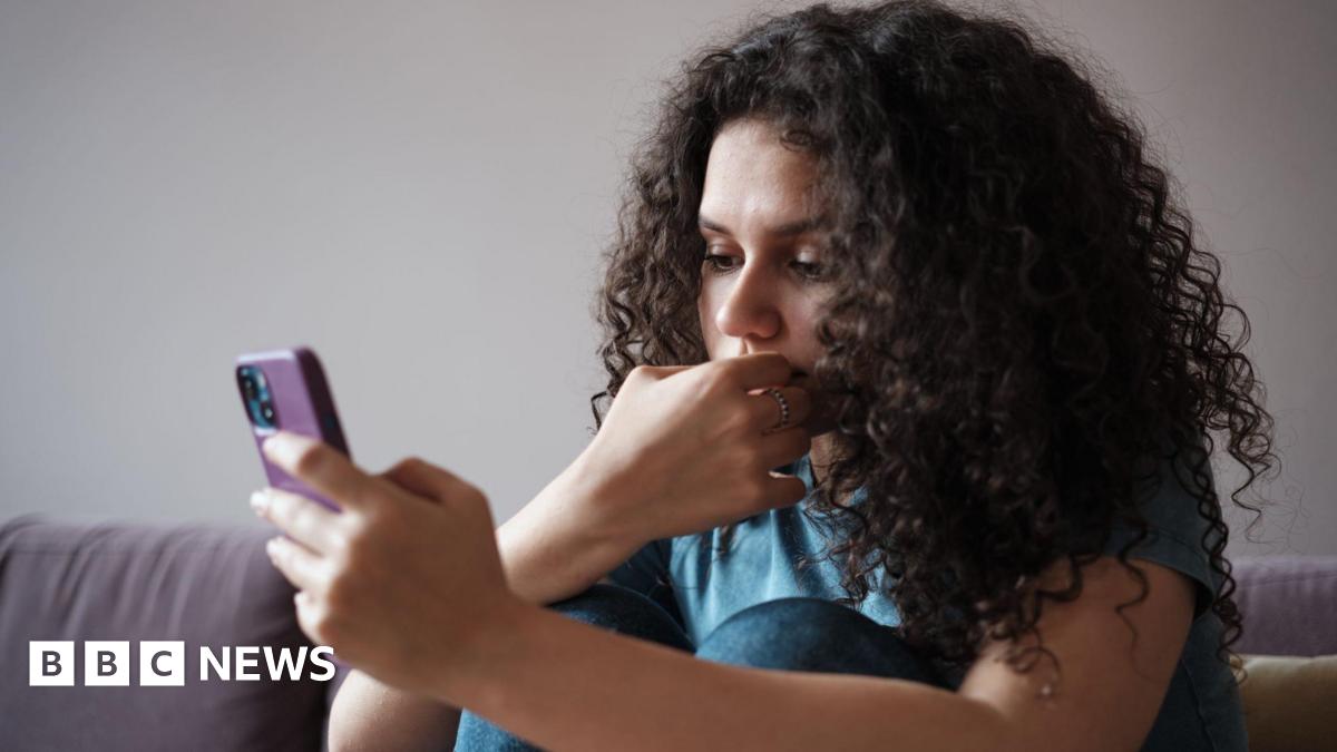 Dating safety app Tea suspends messaging after hack - BBC News