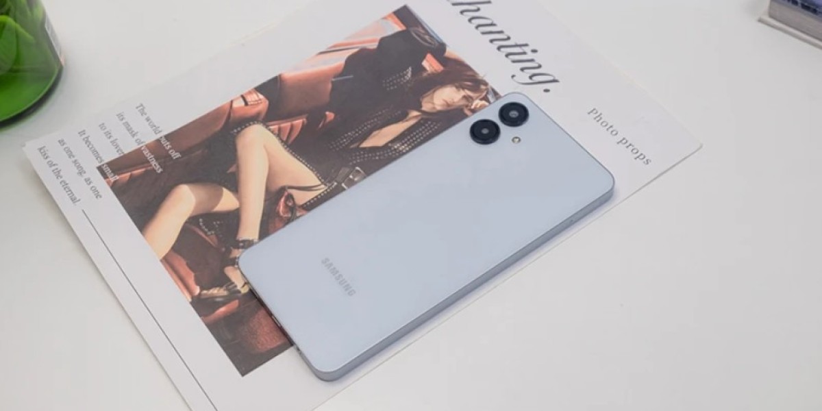 sinh nam 2002 mua samsung a06 mau gi