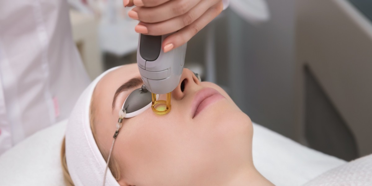 Fractional CO₂ laser for large pores and uneven