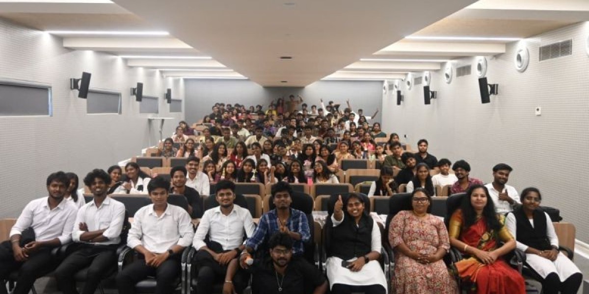 Take your legal career to the next level in LLM
