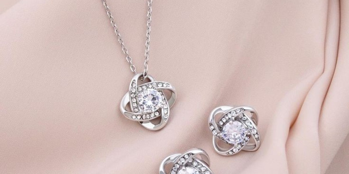 The Ultimate Guide to Buying Necklaces for Her