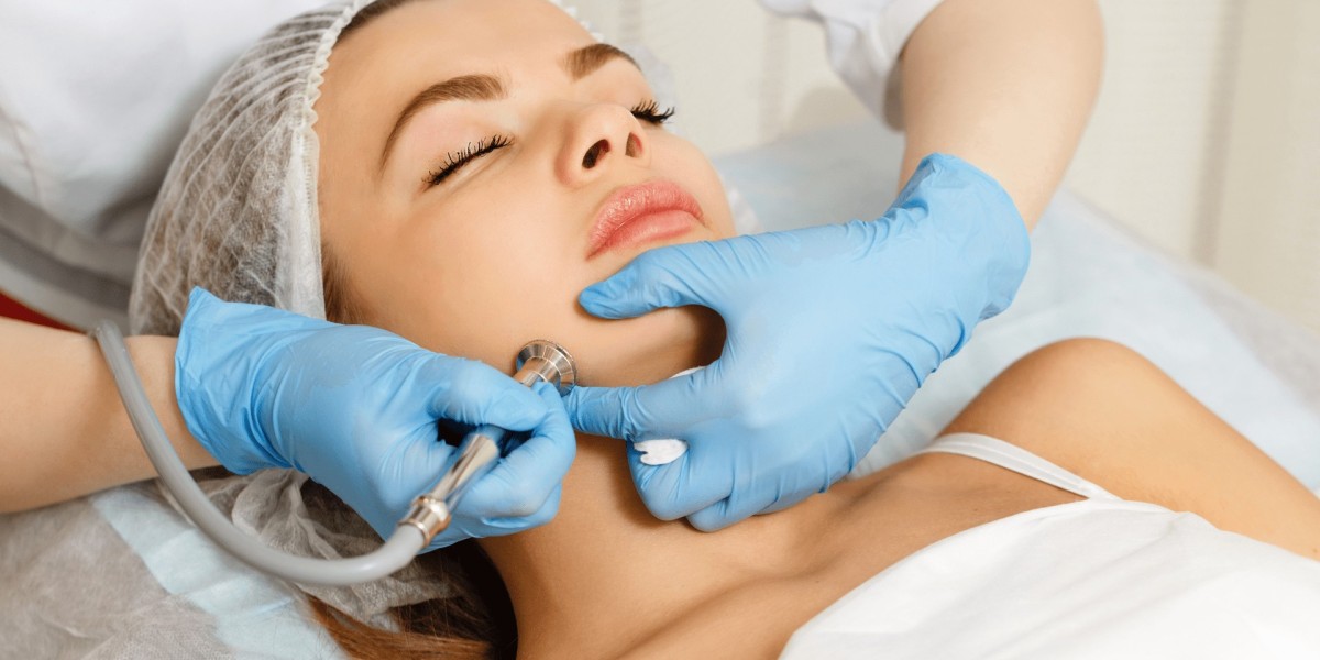 Can teenagers in Dubai safely get a HydraFacial