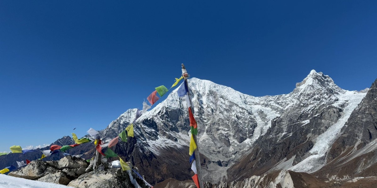 Everest Base Camp Luxury Trek vs Standard Trek: